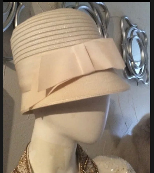 Beautiful Vintage Cream Straw

Cloche Hat with Bow 1920’s